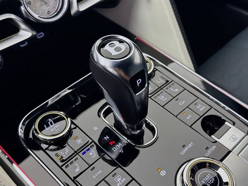 Used 2025 Bentley Flying Spur Plug-In Hybrid AWD/4WD image 15