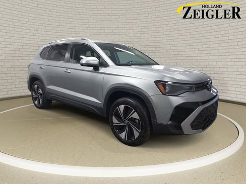Used 2025 Volkswagen Taos SE AWD/4WD image 3