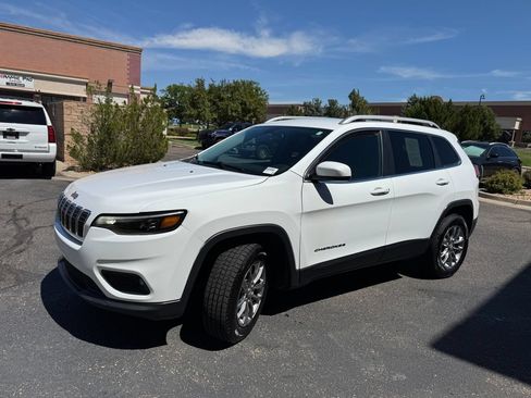 Used 2019 Jeep Cherokee Latitude Plus w/ Cold Weather Group AWD/4WD image 4