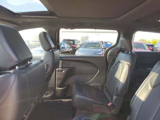 Used 2025 Chrysler Pacifica Select FWD image 9