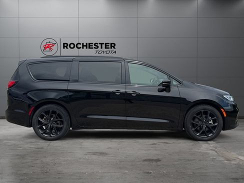Used 2025 Chrysler Pacifica Limited FWD image 6