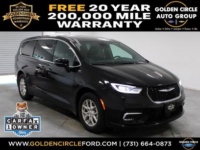 Used 2025 Chrysler Pacifica Select