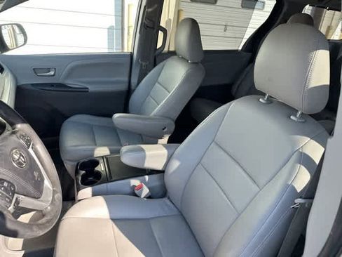 Used 2020 Toyota Sienna LE image 3