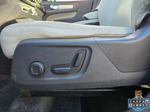 Used 2019 Volvo XC40 T4 Momentum image 29