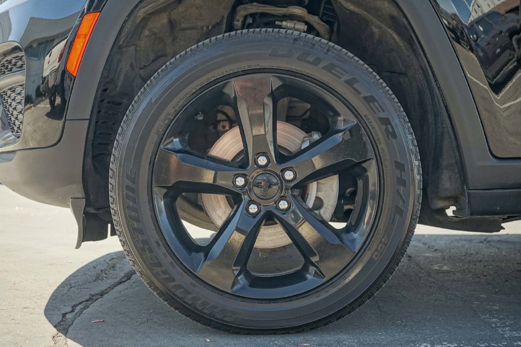 Used 2024 Jeep Grand Cherokee Altitude AWD/4WD image 10