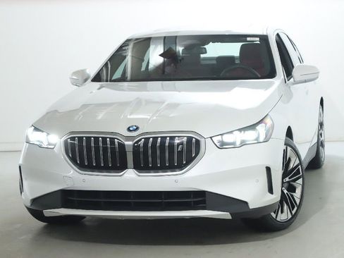 Used 2025 BMW i5 xDrive40 w/ Premium Package image 3