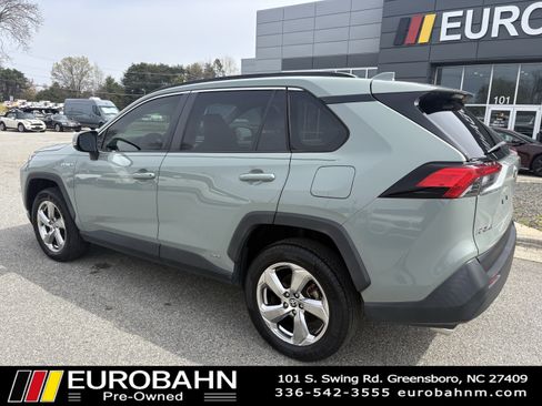 Used 2021 Toyota RAV4 XLE Premium image 28