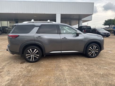Used 2023 Nissan Pathfinder Platinum AWD/4WD image 8