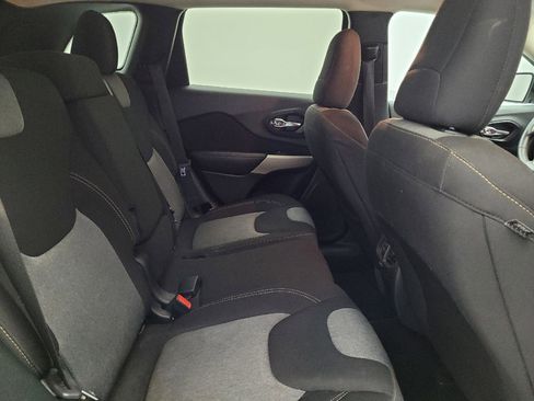 Used 2018 Jeep Cherokee Latitude FWD image 19