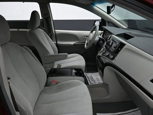 Used 2012 Toyota Sienna LE w/ Towing Pkg FWD image 14