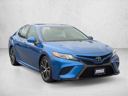 Used 2020 Toyota Camry SE FWD image 3