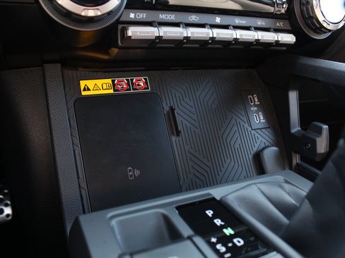 Used 2025 Toyota Tacoma Limited AWD/4WD image 93