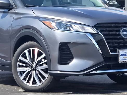 Used 2023 Nissan Kicks SV FWD image 3