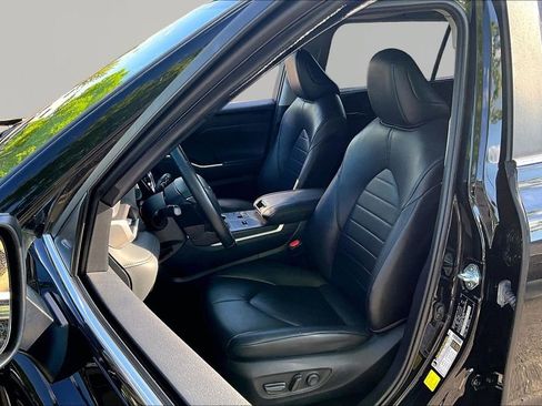Used 2023 Toyota Highlander XLE FWD image 17