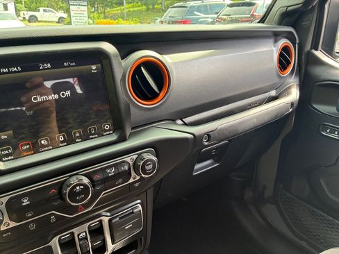 Used 2023 Jeep Gladiator Mojave AWD/4WD image 34