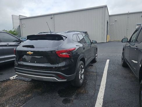 Used 2025 Chevrolet Trax LT w/ LT Convenience Package FWD image 3