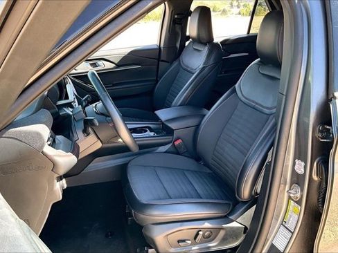 Used 2025 Ford Explorer ST-Line w/ ST-Line Street Pack AWD/4WD image 21
