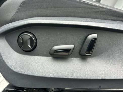 Used 2022 Volkswagen Tiguan SE image 12