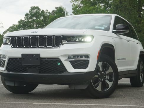 Used 2023 Jeep Grand Cherokee 4WD 4xe image 4