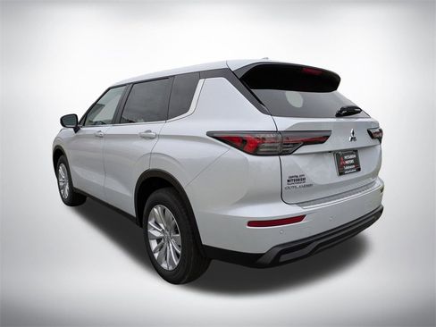 New 2025 Mitsubishi Outlander ES image 6