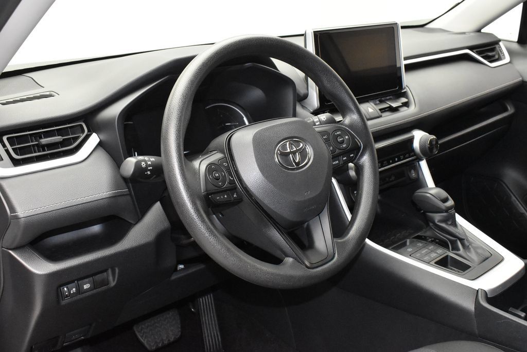 Used 2025 Toyota RAV4 XLE AWD/4WD image 16
