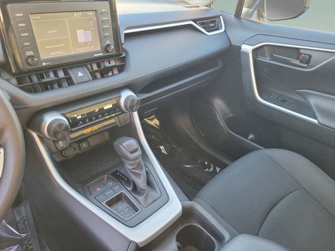 Used 2021 Toyota RAV4 LE image 31