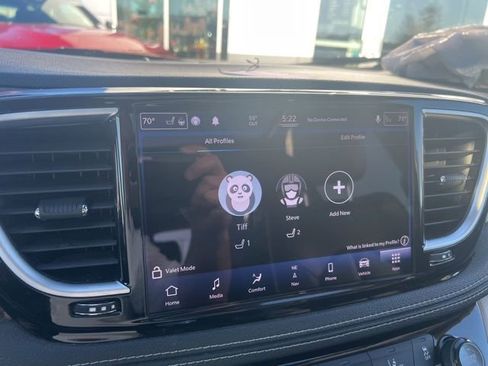 Used 2021 Chrysler Pacifica Limited AWD/4WD image 11