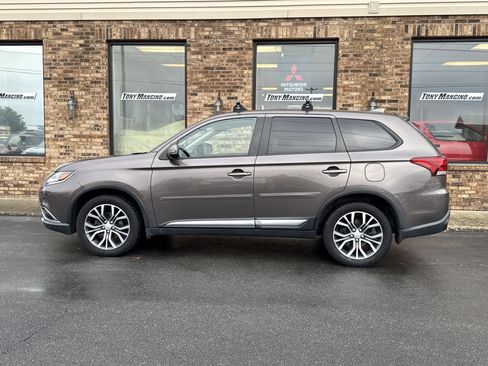 Used 2018 Mitsubishi Outlander SE image 2