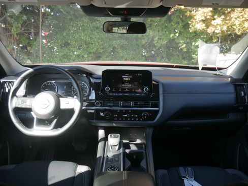 Certified 2024 Nissan Pathfinder SV image 8