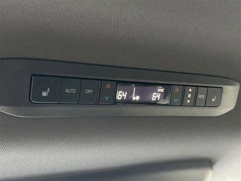 Used 2021 Toyota Sienna Platinum image 28