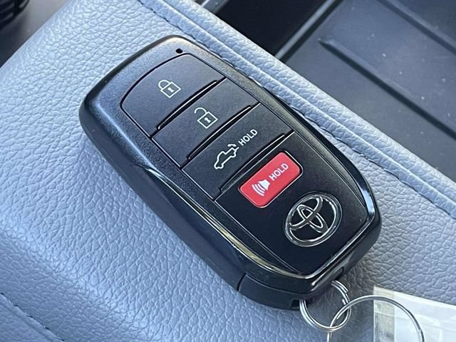 Used 2025 Toyota Tundra Limited AWD/4WD image 32