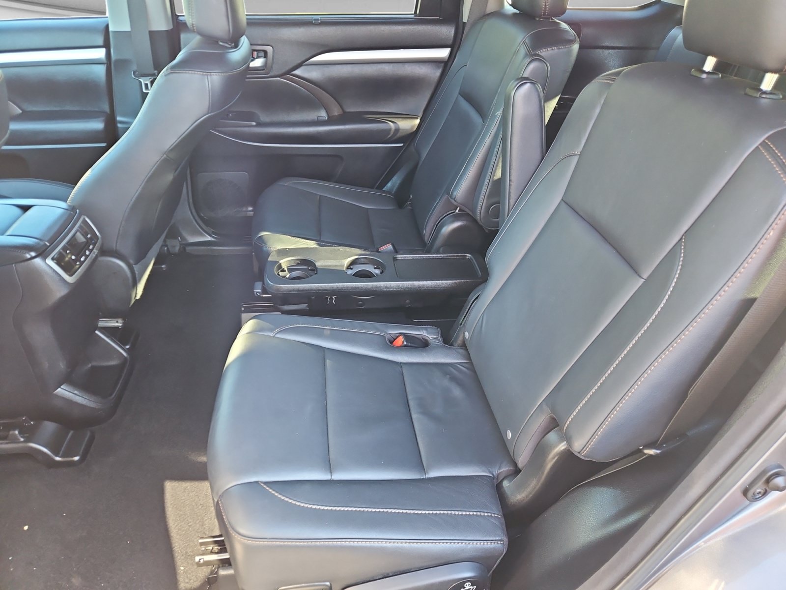 Used 2016 Toyota Highlander XLE AWD/4WD image 14