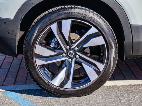 Certified 2026 Volvo XC40 B5 Ultra w/ Climate Package image 9