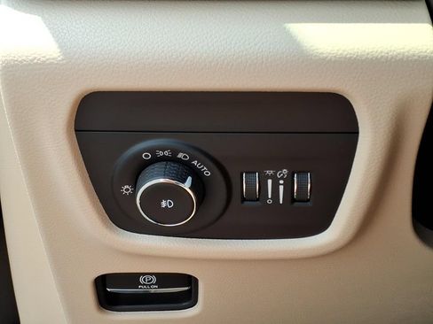 Used 2023 Jeep Grand Cherokee Limited w/ Luxury Tech Group II AWD/4WD image 17