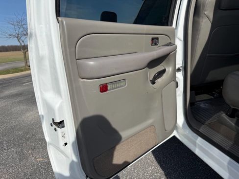 Used 2005 GMC Sierra 2500 SLT w/ Heavy-Duty Power Package image 13