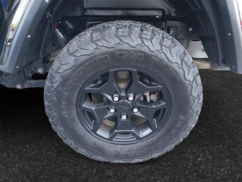 Used 2021 Jeep Gladiator Willys image 12