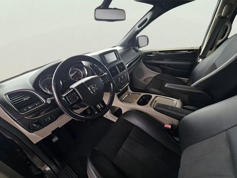 Used 2020 Dodge Grand Caravan SXT image 3