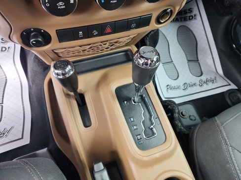 Used 2017 Jeep Wrangler Unlimited Sahara w/ Connectivity Group image 31