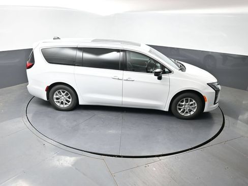 New 2027 Chrysler Pacifica Select FWD image 32