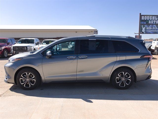 Used 2026 Toyota Sienna Platinum AWD/4WD image 3