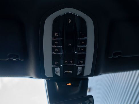 Certified 2025 Porsche Macan Turbo image 10