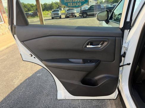 Used 2025 Nissan Rogue SV FWD image 17