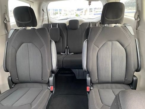 Used 2022 Chrysler Voyager LX FWD image 19