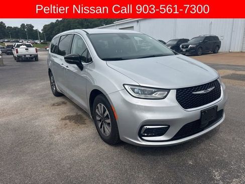 Used 2024 Chrysler Pacifica Select FWD image 1