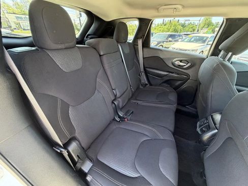 Used 2016 Jeep Cherokee Latitude w/ Safety/Convenience Group FWD image 17