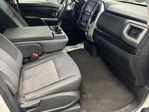 Used 2020 Nissan Titan SV image 11