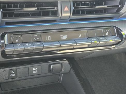 Used 2023 Toyota Prius XLE FWD image 19