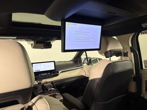 Used 2025 Toyota Sienna Platinum image 22