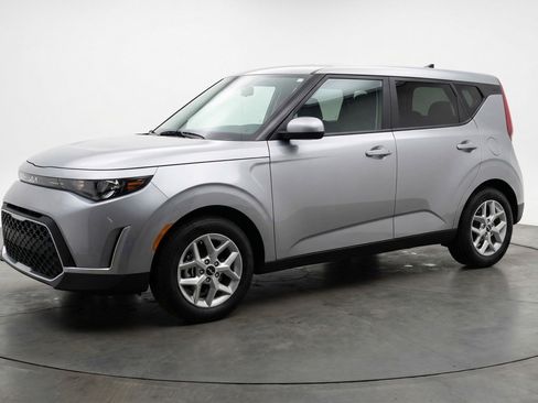 Used 2025 Kia Soul LX w/ LX Technology Package FWD image 3