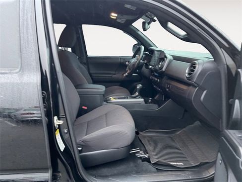 Used 2017 Toyota Tacoma TRD Sport image 15